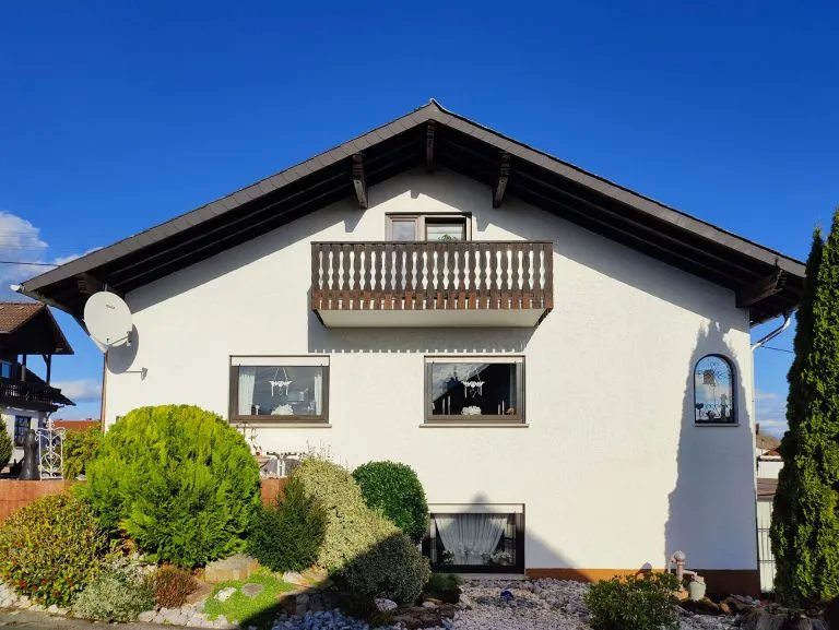 Immobilienangebot - Altenkirchen - Alle - Teilvermietetes Zweifamilienhaus (erweiterbar) mit großem Grundstück und 3 Garagen in Randlage von AK!