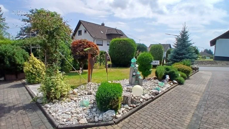 Immobilienangebot - Altenkirchen - Alle - Teilvermietetes Zweifamilienhaus (erweiterbar) mit großem Grundstück und 3 Garagen in Randlage von AK!