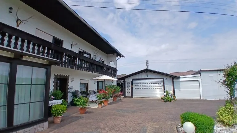 Immobilienangebot - Altenkirchen - Alle - Teilvermietetes Zweifamilienhaus (erweiterbar) mit großem Grundstück und 3 Garagen in Randlage von AK!