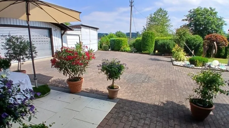 Immobilienangebot - Altenkirchen - Alle - Teilvermietetes Zweifamilienhaus (erweiterbar) mit großem Grundstück und 3 Garagen in Randlage von AK!