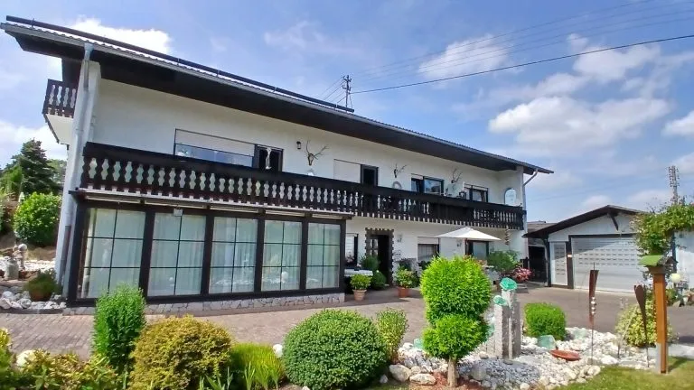Immobilienangebot - Altenkirchen - Alle - Teilvermietetes Zweifamilienhaus (erweiterbar) mit großem Grundstück und 3 Garagen in Randlage von AK!