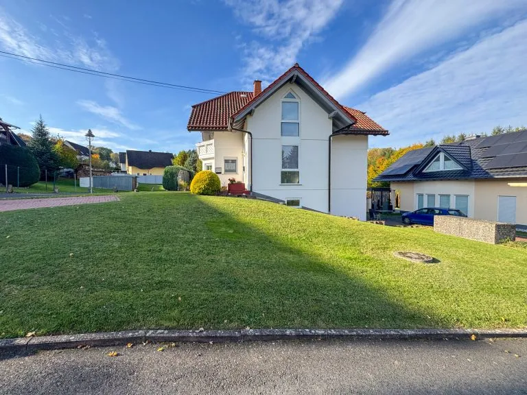 Immobilienangebot - VG Wallmerod - Alle - Gepflegtes, solides und vermietetes 3 Parteienhaus-Mehrfamilienhaus in ruhiger Lage bei Wallmerod!