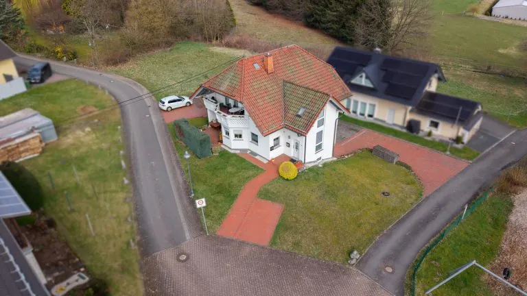 Immobilienangebot - VG Wallmerod - Alle - Gepflegtes, solides und vermietetes 3 Parteienhaus-Mehrfamilienhaus in ruhiger Lage bei Wallmerod!