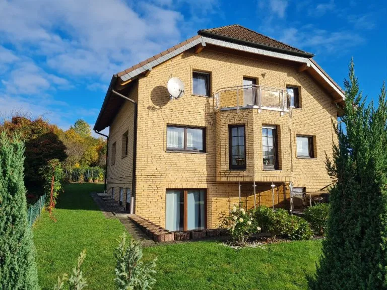 Immobilienangebot - Straßenhaus - Alle - Repräsentatives, verklinkertes Landhaus mit ELW in bevorzugter Wohnlage von Straßenhaus zu verkaufen!