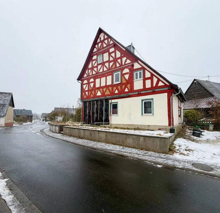 Immobilienangebot - Hellenhahn-Schellenberg - Alle - Sanierungsbedürftiges Einfamilienhaus in schöner Ortslage nahe Rennerod!