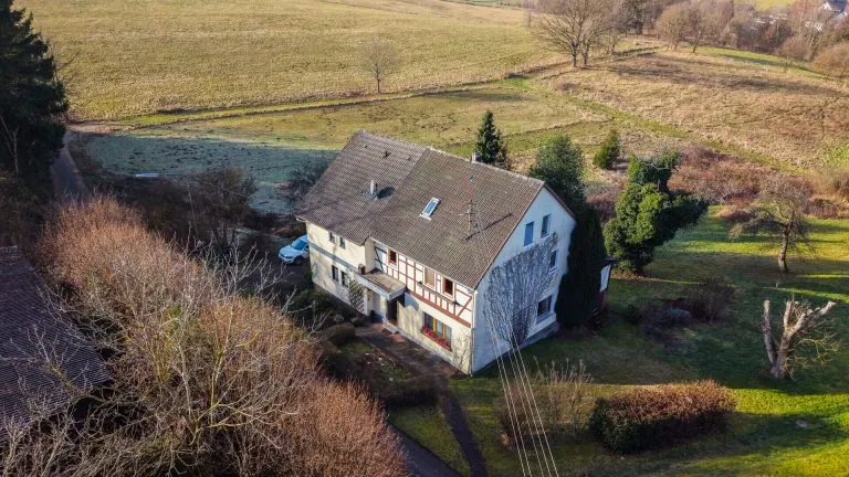 Immobilienangebot - Altenkirchen VG - Alle - ***Reduziert***Ein-/Zweifamilienhaus mit großem Grundstück in idyllischer Ortsrandlage zwischen Altenkirchen und Hamm/Sieg!