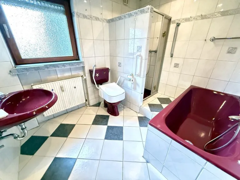 Immobilienangebot - Kirchen VG - Alle - *RESERVIERT* Solides Einfamilienhaus mit Einliegerwohnung und attraktiven Gestaltungsmöglichkeiten!