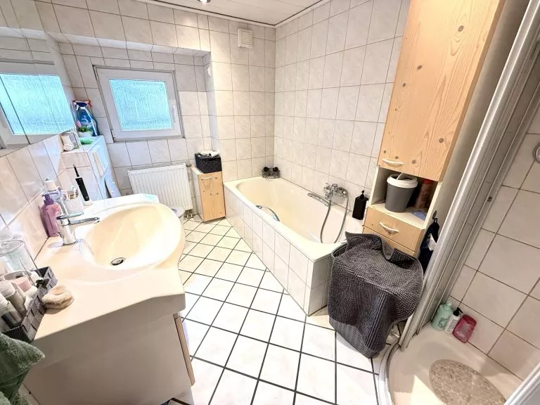 Immobilienangebot - VG Wissen - Alle - Zentrumsnah wohnen: Einfamilienhaus mit großzügigem Balkon und Garten!