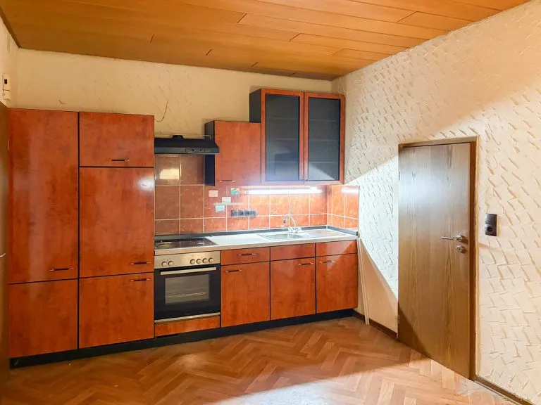 Immobilienangebot - Wissen - Alle - ***REDUZIERT***Doppelhaushälfte von 1925 mit viel Potenzial – inklusive 2 Garagen!
