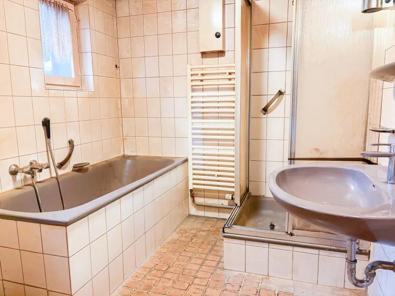 Immobilienangebot - Wissen - Alle - ***REDUZIERT***Doppelhaushälfte von 1925 mit viel Potenzial – inklusive 2 Garagen!