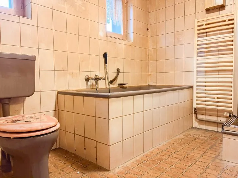 Immobilienangebot - Wissen - Alle - ***REDUZIERT***Doppelhaushälfte von 1925 mit viel Potenzial – inklusive 2 Garagen!