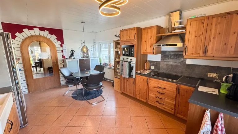 Immobilienangebot - Weilburg/Gaudernbach - Alle - Zwei sanierte Einfamilienhäuser und Einliegerwohnung auf großem Grundstück in Weilburg-Ortsteil!