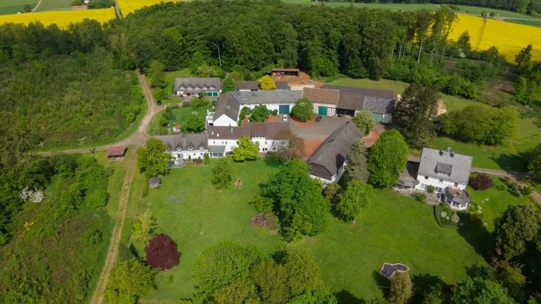 Immobilienangebot - Katzenelnbogen - Alle - Wohnen auf einem Hofgut in Alleinlage mit Panorama!