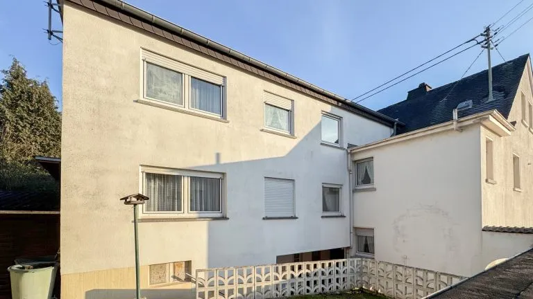Immobilienangebot - Elz - Alle - Solides Zweifamilienhaus mit Garagen und Garten -ideal für Generationenwohnen in Elz!
