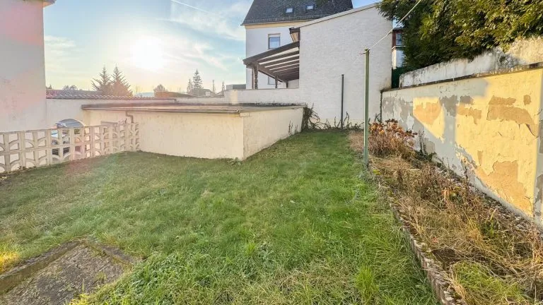 Immobilienangebot - Elz - Alle - Solides Zweifamilienhaus mit Garagen und Garten -ideal für Generationenwohnen in Elz!