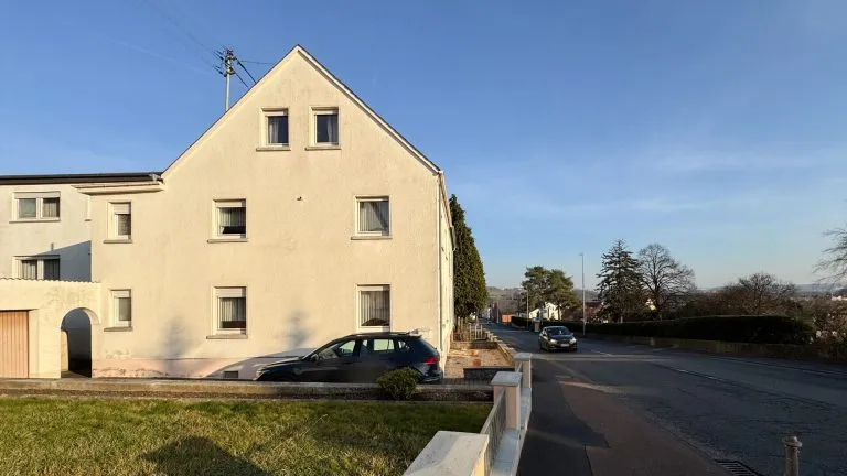 Immobilienangebot - Elz - Alle - Solides Zweifamilienhaus mit Garagen und Garten -ideal für Generationenwohnen in Elz!