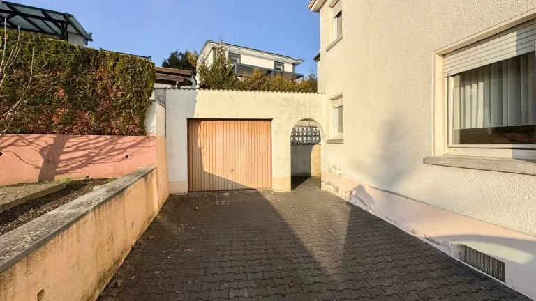 Immobilienangebot - Elz - Alle - Solides Zweifamilienhaus mit Garagen und Garten -ideal für Generationenwohnen in Elz!