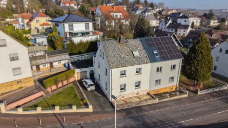 Immobilienangebot - Elz - Alle - Solides Zweifamilienhaus mit Garagen und Garten -ideal für Generationenwohnen in Elz!