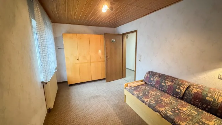 Immobilienangebot - Elz - Alle - Solides Zweifamilienhaus mit Garagen und Garten -ideal für Generationenwohnen in Elz!