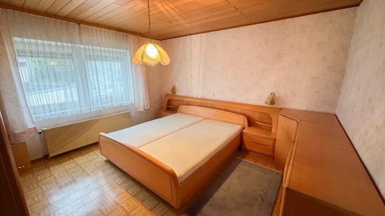 Immobilienangebot - Elz - Alle - Solides Zweifamilienhaus mit Garagen und Garten -ideal für Generationenwohnen in Elz!