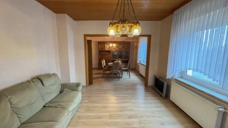 Immobilienangebot - Elz - Alle - Solides Zweifamilienhaus mit Garagen und Garten -ideal für Generationenwohnen in Elz!