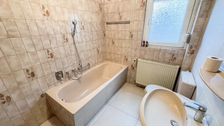 Immobilienangebot - Elz - Alle - Solides Zweifamilienhaus mit Garagen und Garten -ideal für Generationenwohnen in Elz!