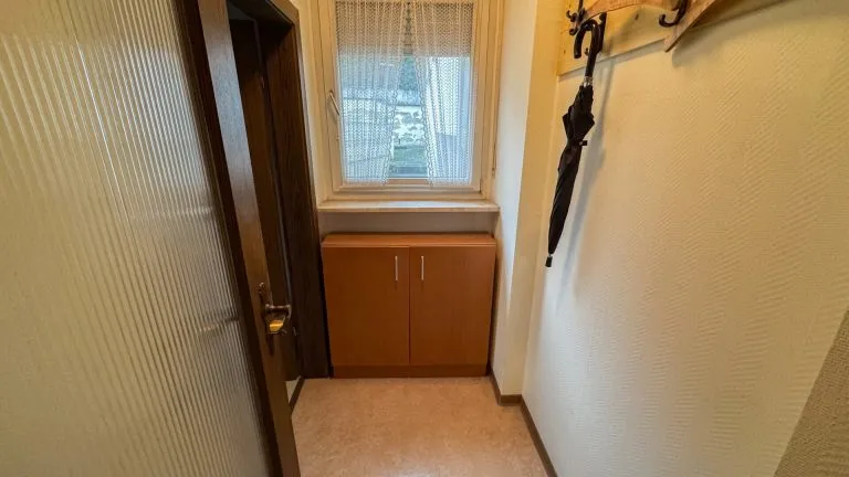 Immobilienangebot - Elz - Alle - Solides Zweifamilienhaus mit Garagen und Garten -ideal für Generationenwohnen in Elz!