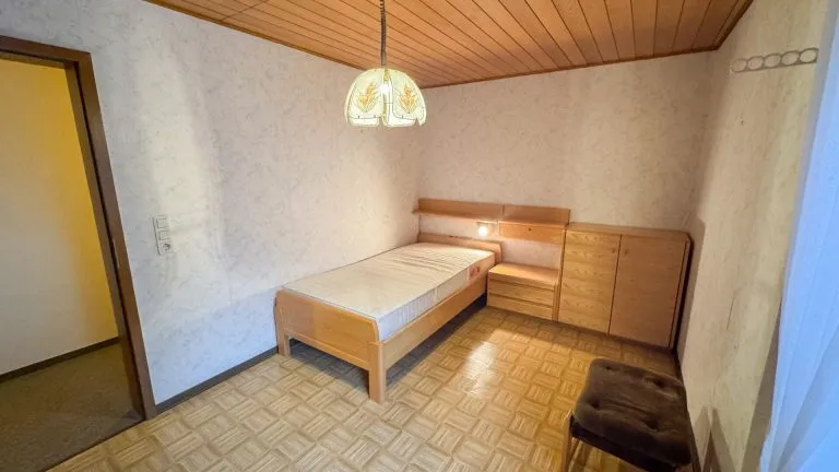 Immobilienangebot - Elz - Alle - Solides Zweifamilienhaus mit Garagen und Garten -ideal für Generationenwohnen in Elz!