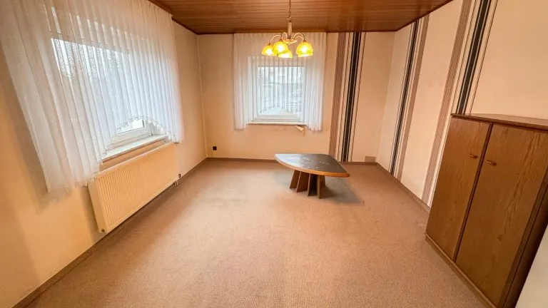 Immobilienangebot - Elz - Alle - Solides Zweifamilienhaus mit Garagen und Garten -ideal für Generationenwohnen in Elz!