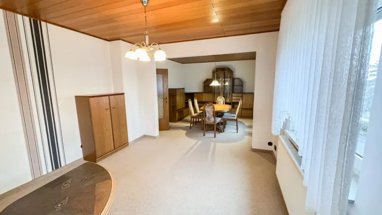 Immobilienangebot - Elz - Alle - Solides Zweifamilienhaus mit Garagen und Garten -ideal für Generationenwohnen in Elz!