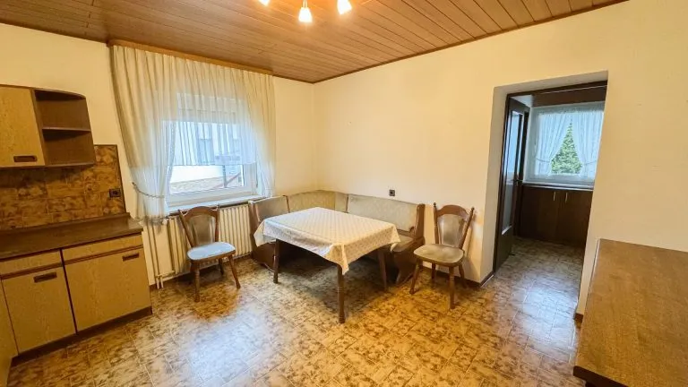 Immobilienangebot - Elz - Alle - Solides Zweifamilienhaus mit Garagen und Garten -ideal für Generationenwohnen in Elz!