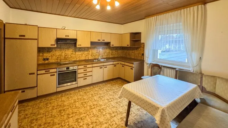 Immobilienangebot - Elz - Alle - Solides Zweifamilienhaus mit Garagen und Garten -ideal für Generationenwohnen in Elz!