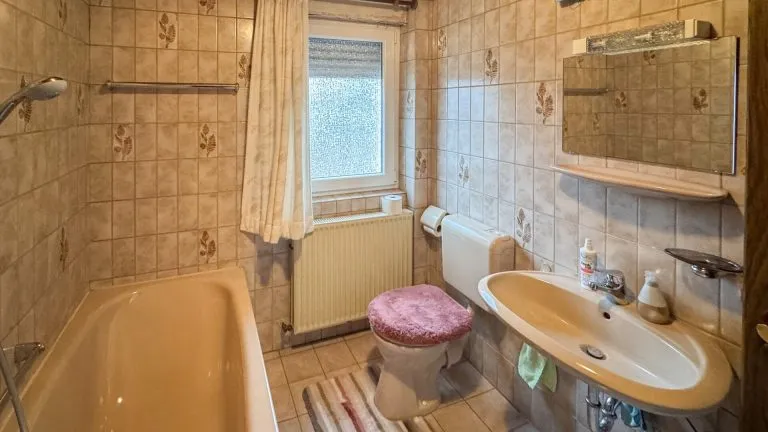Immobilienangebot - Elz - Alle - Solides Zweifamilienhaus mit Garagen und Garten -ideal für Generationenwohnen in Elz!