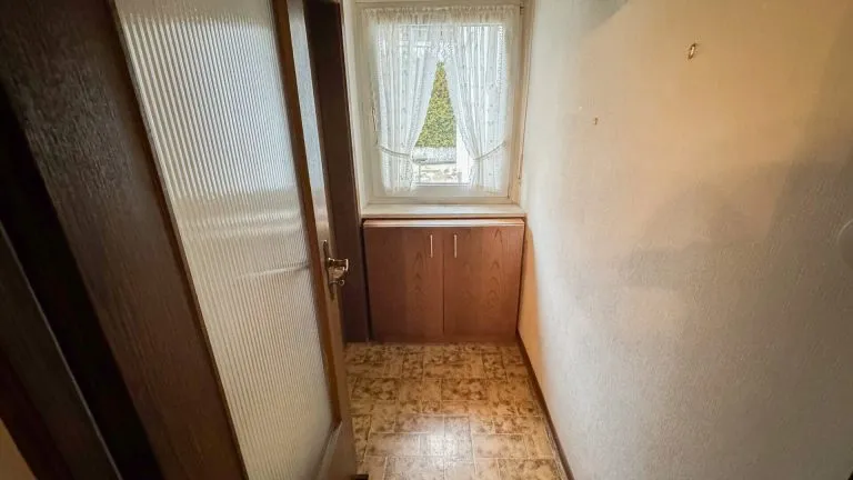 Immobilienangebot - Elz - Alle - Solides Zweifamilienhaus mit Garagen und Garten -ideal für Generationenwohnen in Elz!