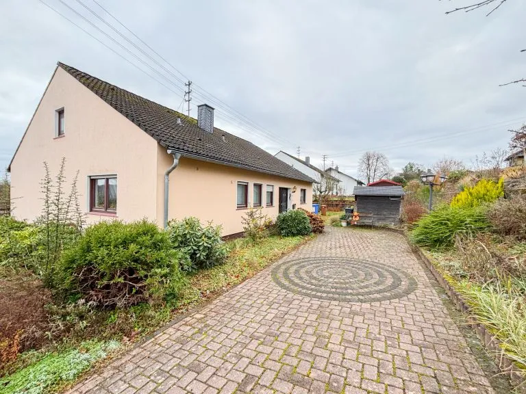 Immobilienangebot - Molzhain - Alle - Charmanter Bungalow mit offenem Wohnbereich , Doppelgarage und Partykeller!