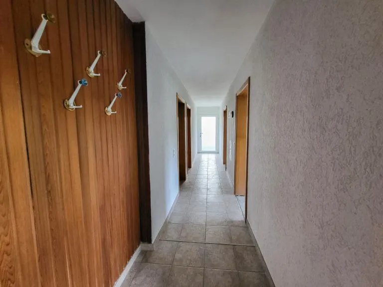 Immobilienangebot - Seck - Alle - Familienfreundliches Haus mit großem Grundstück, Einliegerwohnung und herrlichem Ausblick