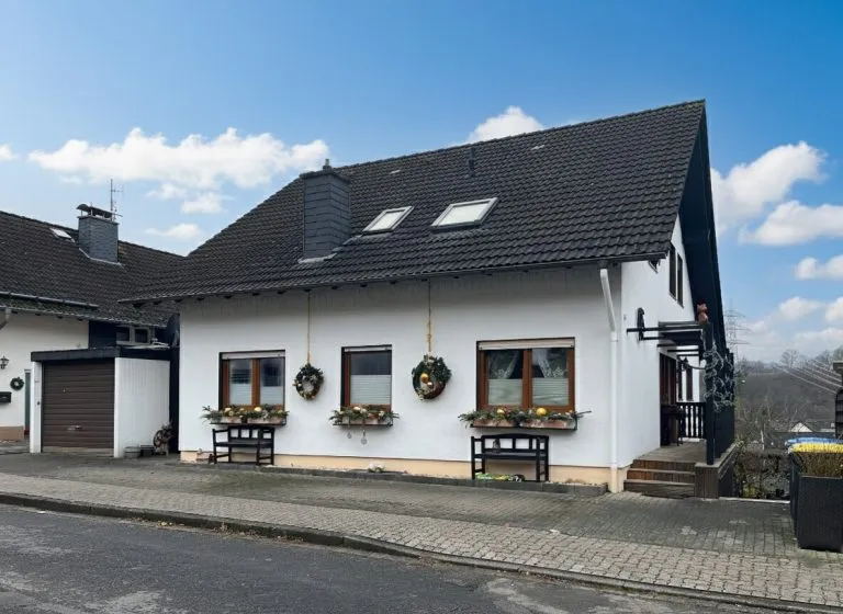 Immobilienangebot - Siegen / Eiserfeld - Alle - Großzügiges Einfamilienhaus mit Einliegerwohnung in bevorzugter Lage von Siegen-Eiserfeld!
