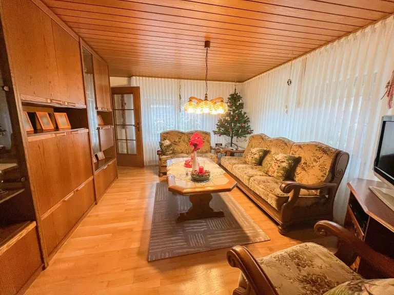 Immobilienangebot - Netphen-Walpersdorf - Alle - Gepflegtes Mehrgenerationenhaus mit vier Garagen - attraktive Kapitalanlage in Netphen-Walpersdorf!