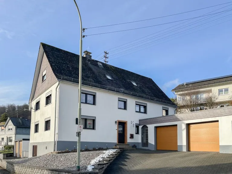 Immobilienangebot - Netphen-Walpersdorf - Alle - Gepflegtes Mehrgenerationenhaus mit vier Garagen - attraktive Kapitalanlage in Netphen-Walpersdorf!