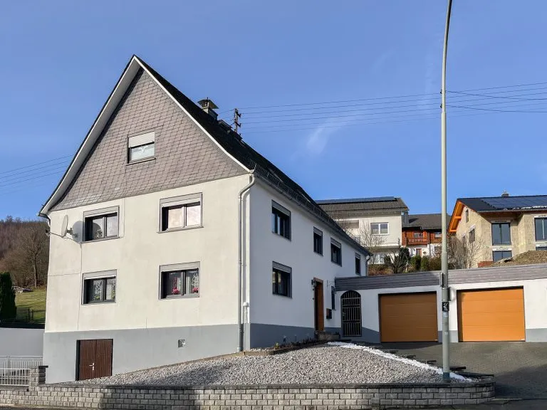 Immobilienangebot - Netphen-Walpersdorf - Alle - Gepflegtes Mehrgenerationenhaus mit vier Garagen - attraktive Kapitalanlage in Netphen-Walpersdorf!