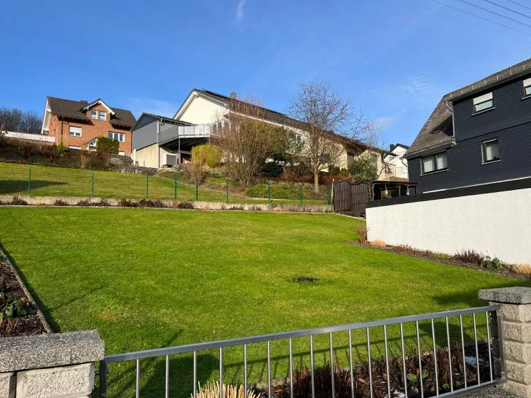 Immobilienangebot - Netphen-Walpersdorf - Alle - Gepflegtes Mehrgenerationenhaus mit vier Garagen - attraktive Kapitalanlage in Netphen-Walpersdorf!