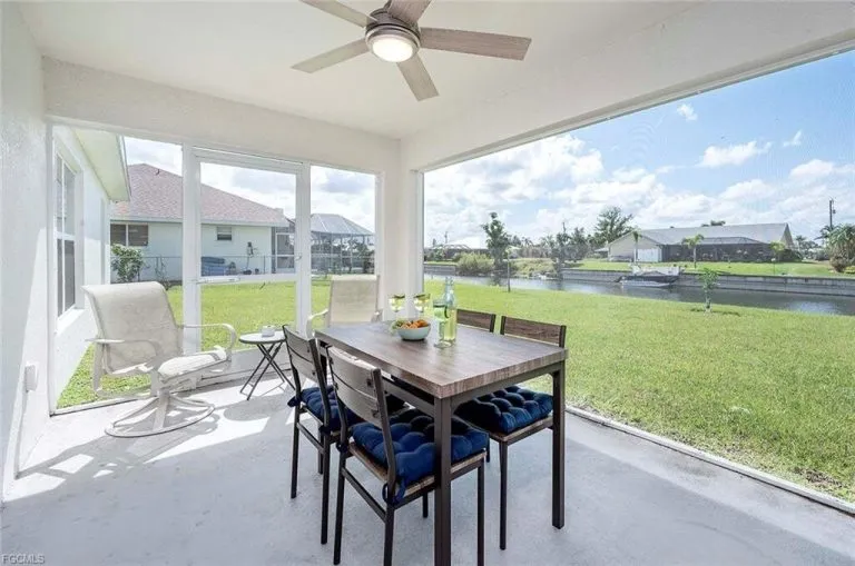 Immobilienangebot - Cape Coral - Alle - Stilvolles Einfamilienhaus in direkter Wasserlage – Moderner Wohnkomfort und entspannte Atmosphäre in Cape Coral!