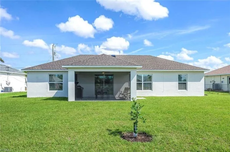 Immobilienangebot - Cape Coral - Alle - Stilvolles Einfamilienhaus in direkter Wasserlage – Moderner Wohnkomfort und entspannte Atmosphäre in Cape Coral!