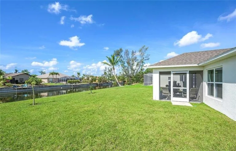 Immobilienangebot - Cape Coral - Alle - Stilvolles Einfamilienhaus in direkter Wasserlage – Moderner Wohnkomfort und entspannte Atmosphäre in Cape Coral!