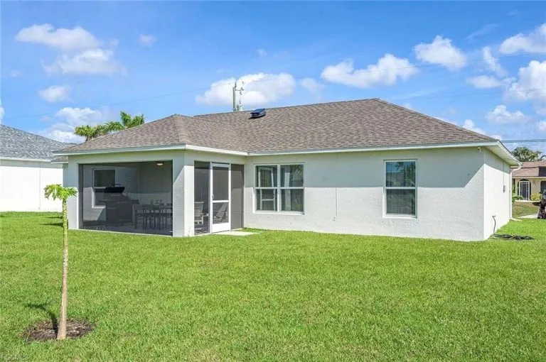 Immobilienangebot - Cape Coral - Alle - Stilvolles Einfamilienhaus in direkter Wasserlage – Moderner Wohnkomfort und entspannte Atmosphäre in Cape Coral!