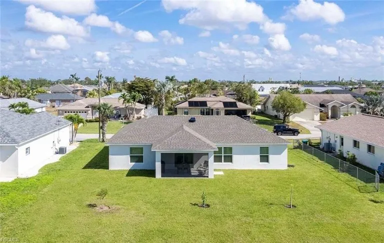 Immobilienangebot - Cape Coral - Alle - Stilvolles Einfamilienhaus in direkter Wasserlage – Moderner Wohnkomfort und entspannte Atmosphäre in Cape Coral!