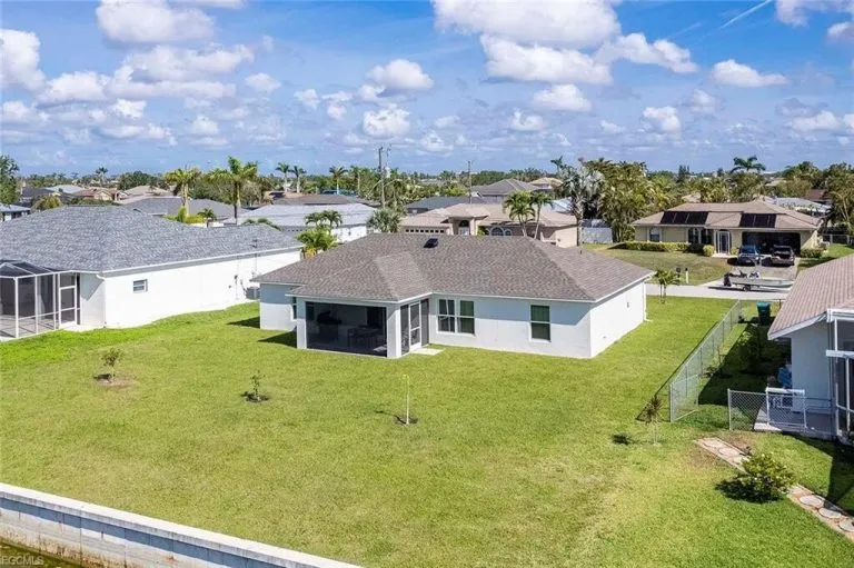 Immobilienangebot - Cape Coral - Alle - Stilvolles Einfamilienhaus in direkter Wasserlage – Moderner Wohnkomfort und entspannte Atmosphäre in Cape Coral!