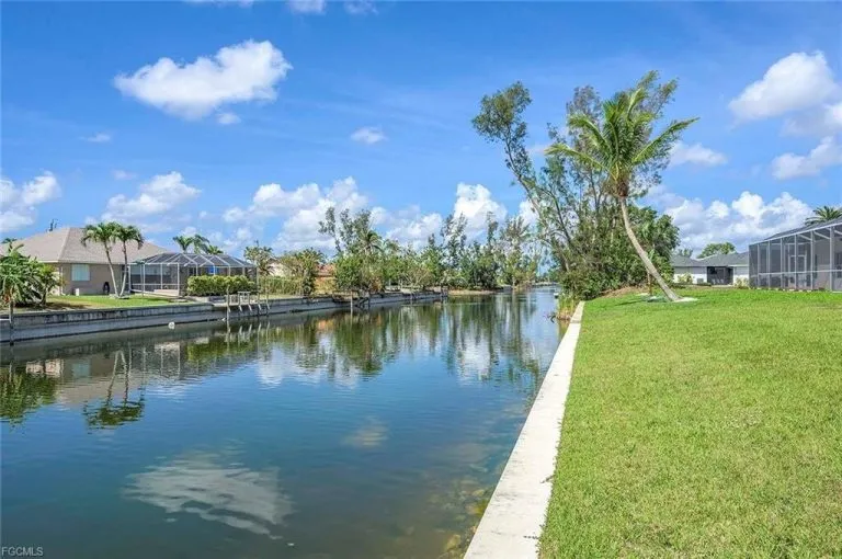 Immobilienangebot - Cape Coral - Alle - Stilvolles Einfamilienhaus in direkter Wasserlage – Moderner Wohnkomfort und entspannte Atmosphäre in Cape Coral!