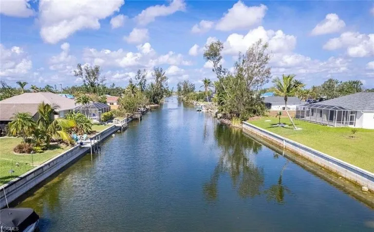 Immobilienangebot - Cape Coral - Alle - Stilvolles Einfamilienhaus in direkter Wasserlage – Moderner Wohnkomfort und entspannte Atmosphäre in Cape Coral!