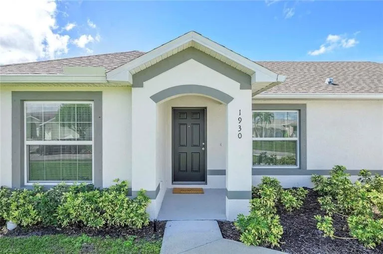 Immobilienangebot - Cape Coral - Alle - Stilvolles Einfamilienhaus in direkter Wasserlage – Moderner Wohnkomfort und entspannte Atmosphäre in Cape Coral!